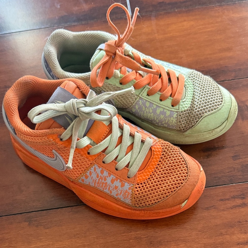 Boys Nike Ja 1 Mismatched Basketball Shoe Mandarin/Green Size 1.5Y GUC